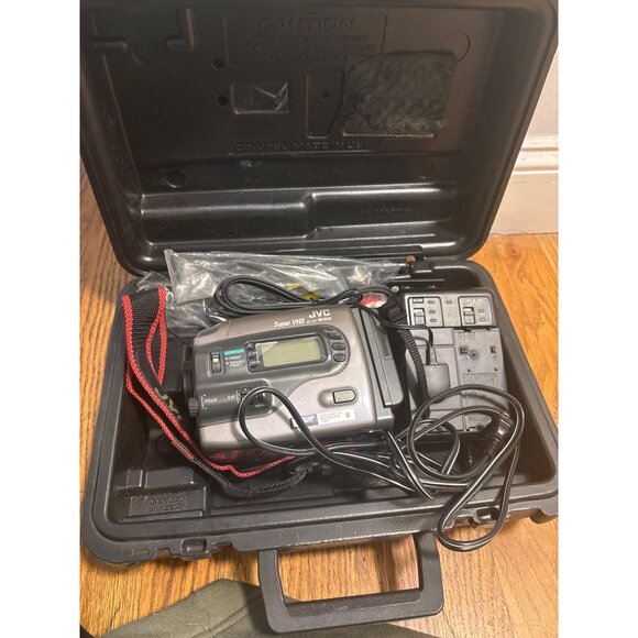 JVC GR-SZ7 Super VHS Camcorder With Auto Slow Shutter & 100X Digital Zoom In Har - Picture 2 of 8